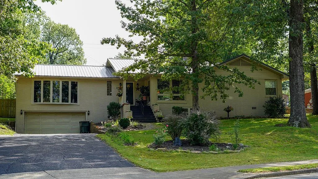 978 Parkwood Dr photo 1