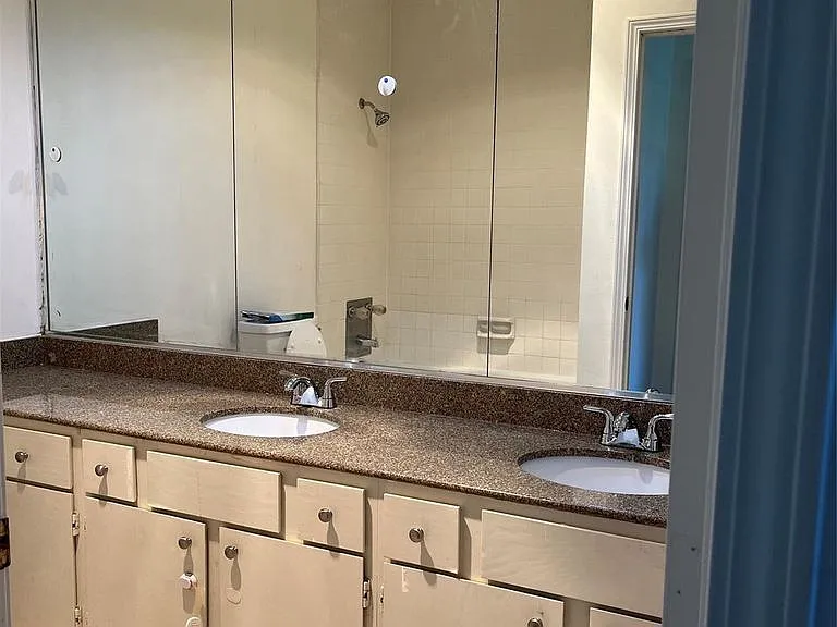 master bedroom bathroom