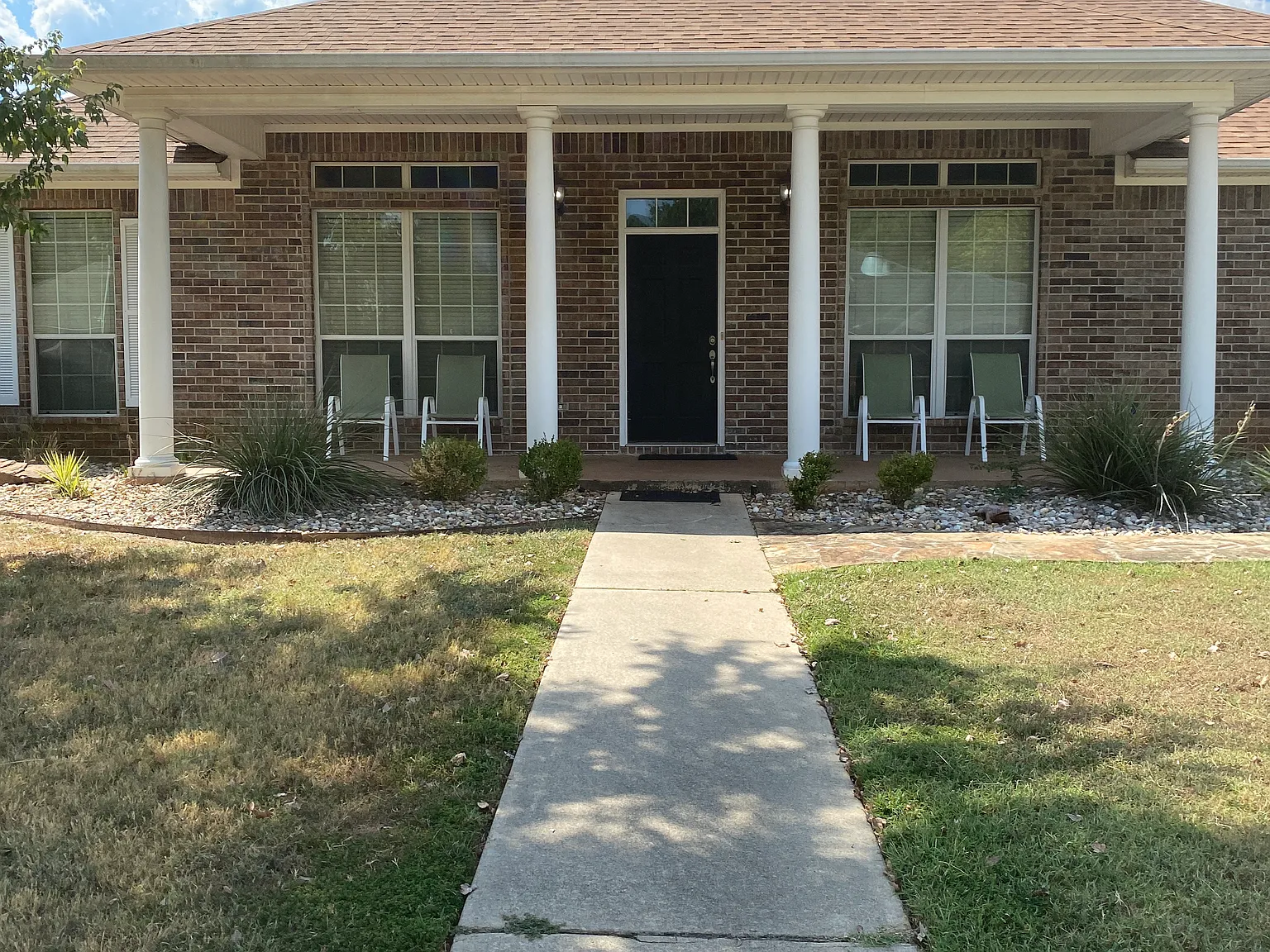 4 bed, 2219 sqft, $2,300 — Photo 2