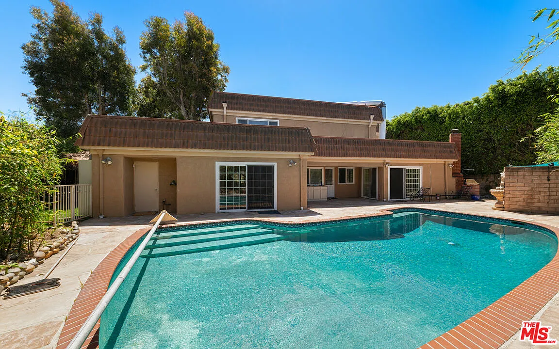 7 bed, 5.5 bath, 3664 sqft, $12,995 — Photo 1