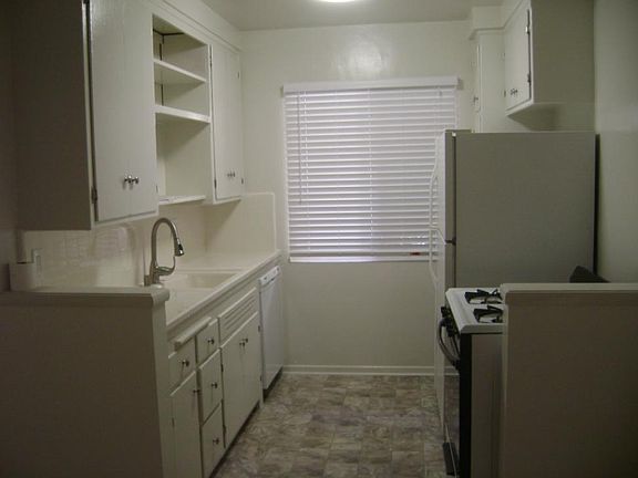 3rd image of 11732 Goshen Ave #5