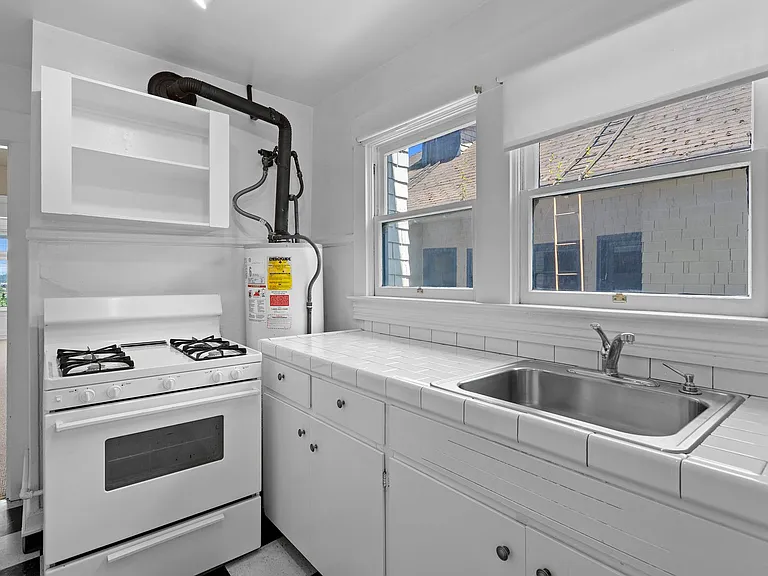 1 Bedroom with den close to SW! Walking distance to Providence Park! — Photo 38