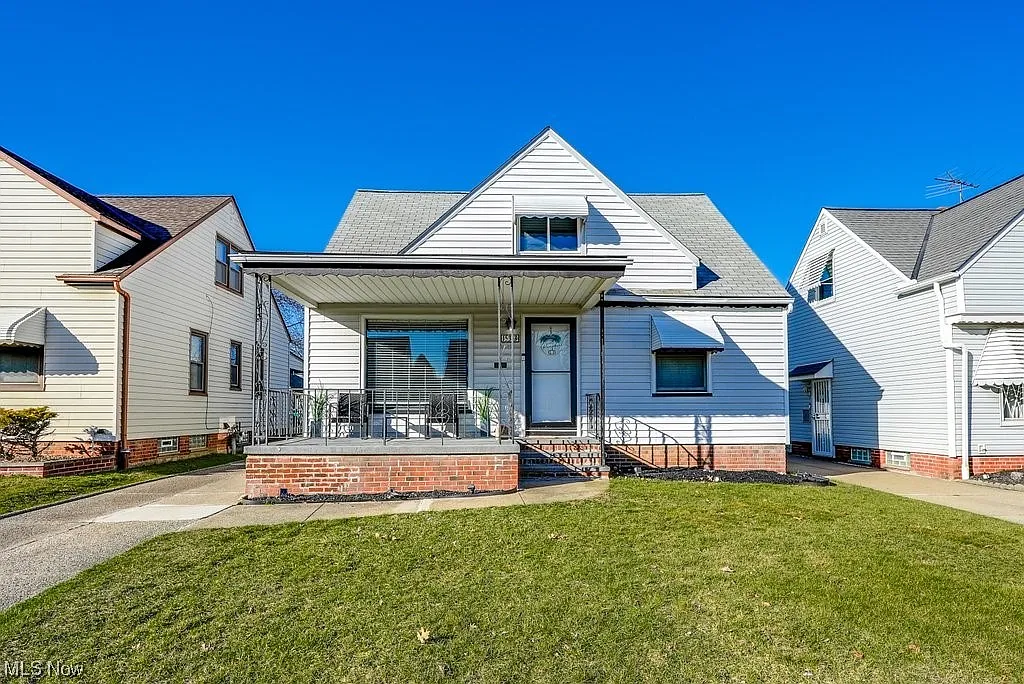 15313 Maplewood Ave photo 1