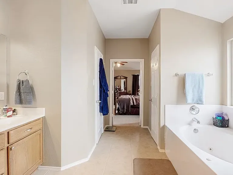 2426 Caroline Ct — Photo 18