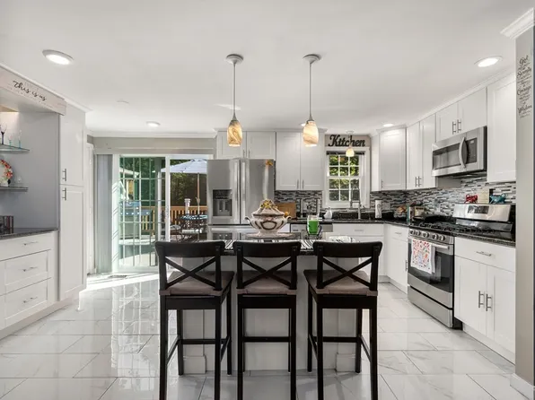 10 Nutmeg Dr, Worcester, MA 01603