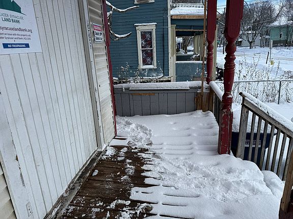 5th image of 226 Sabine St