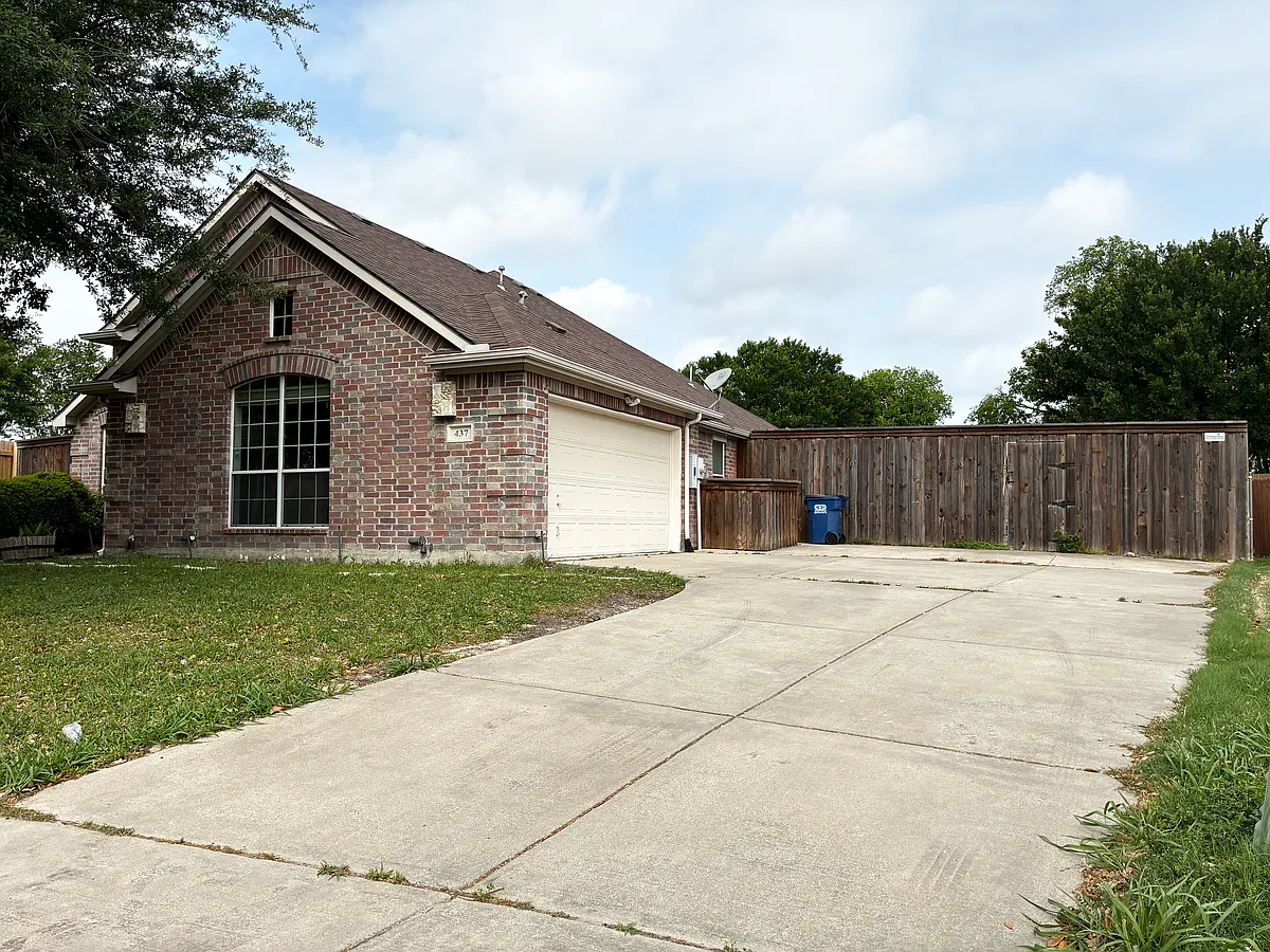 Building Photo - 437 Carver Dr