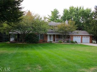 15935 Kingswood Dr, Bloomington, IL 61705