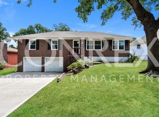 3701 S Queen Ridge Dr, Independence, MO 64055