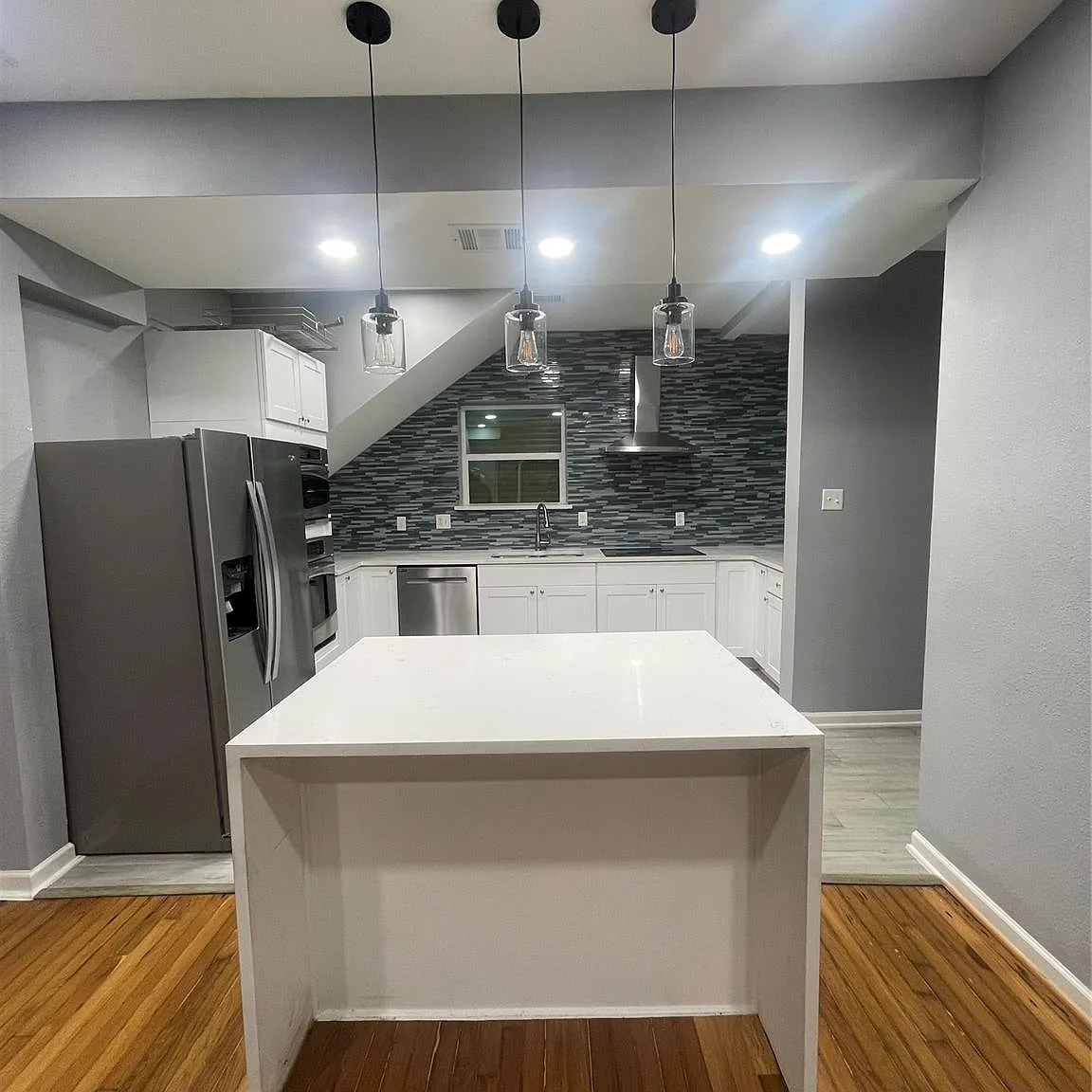 3 bed, 2.0 bath, 1866 sqft, $2,500 — Photo 1