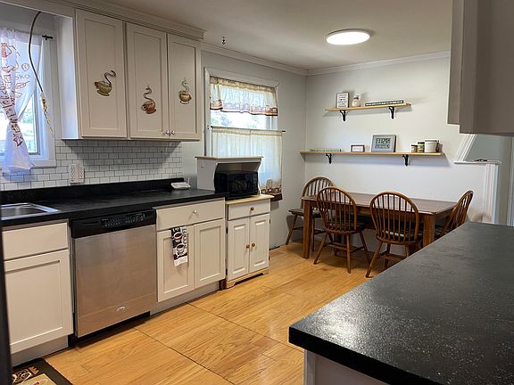 4th image of 411 W Avenue B