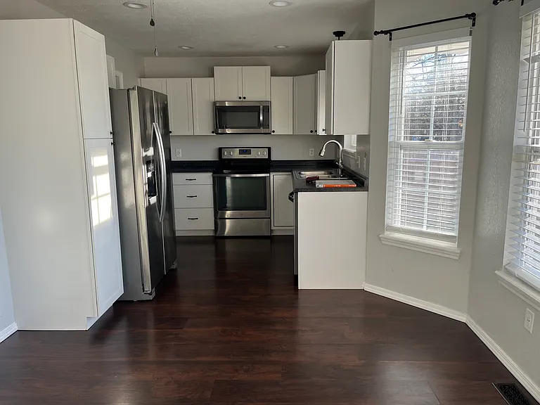 871 S Jester Ave — Photo 2