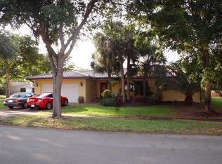 8481 Dundee Ter, Miami Lakes, FL 33016