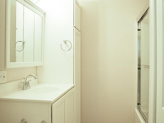 Bathroom, shower/tub, washer & dryer