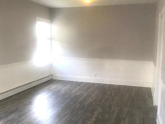 3rd image of 19 Greystone Ave