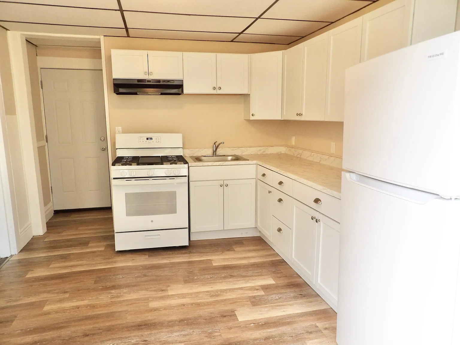 2 bed, 1000 sqft, $1,400 — Photo 2