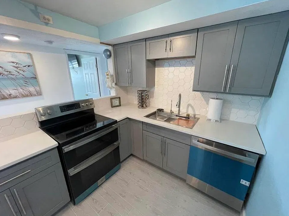 223 Columbia Dr #211
