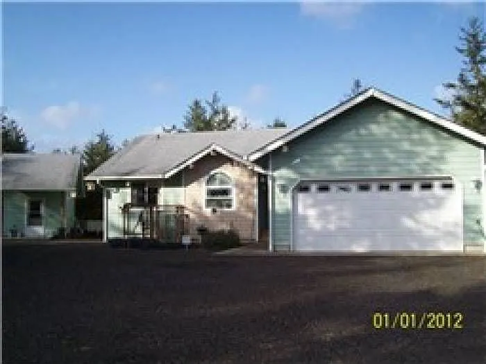 633 Sandi Ct NE photo 1