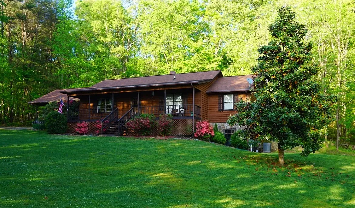 3 bed, 2800 sqft, $2,400 — Photo 1