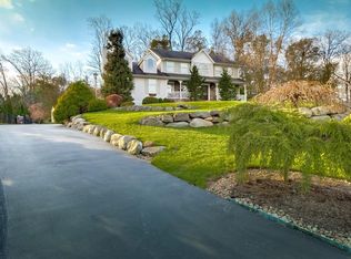 4 Fringe Ct, Nanuet, NY 10954