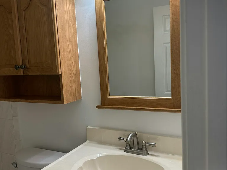 second full bathroom with tub