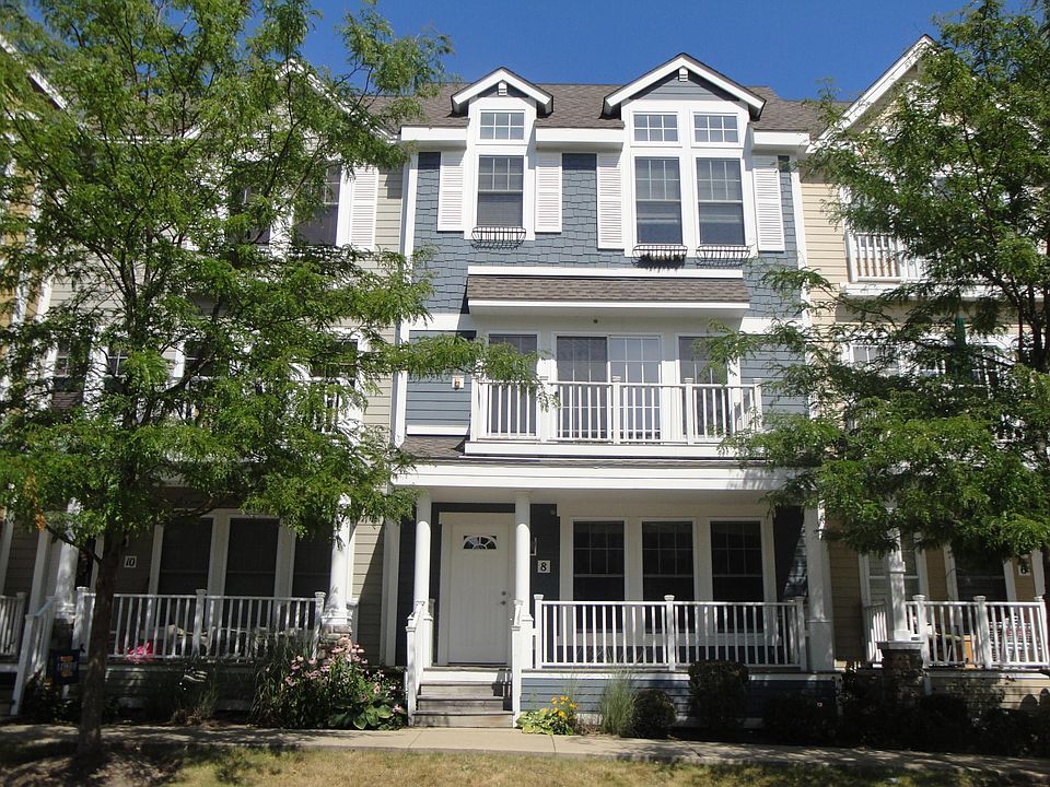 1st image of 8 Lakeview Pl