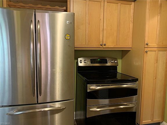 3rd image of 15825 Van Aken Blvd APT 102W