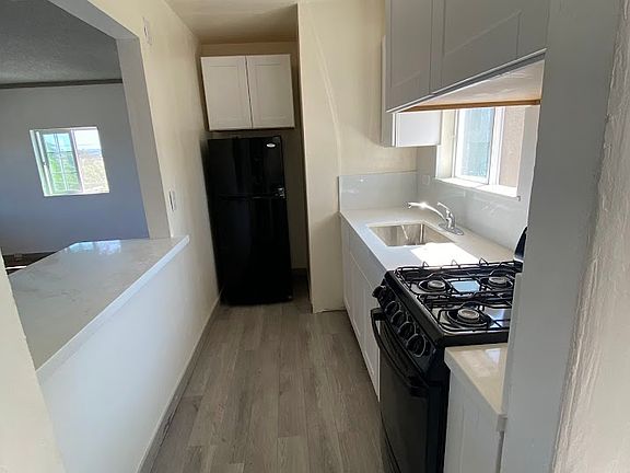 3rd image of 2140 Palm Ave