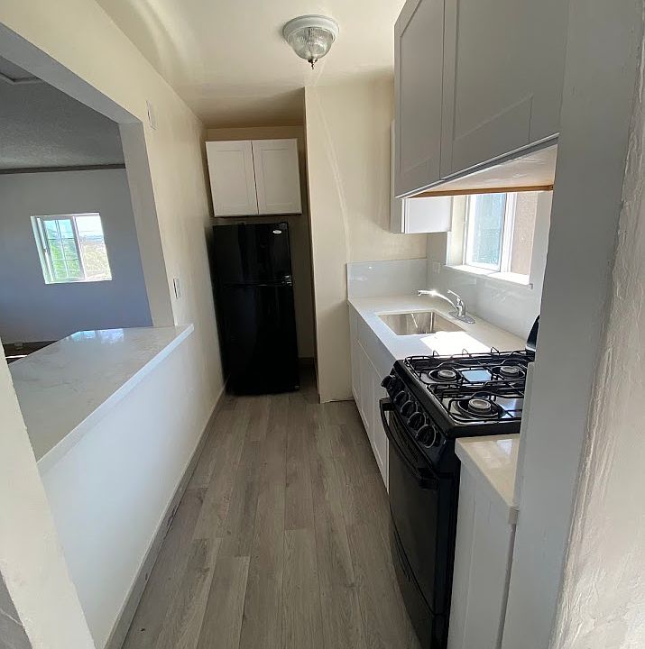 2nd image of 2140 Palm Ave #1/2