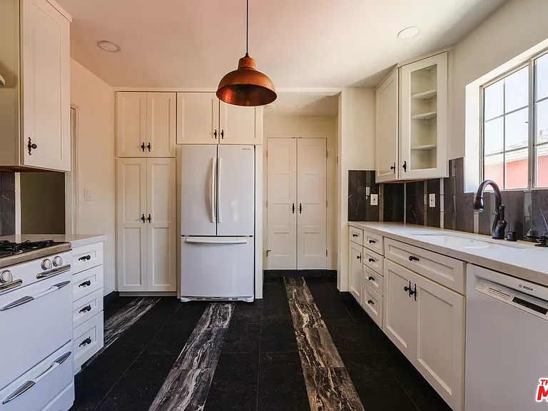 2735 Clyde Ave — Photo 17
