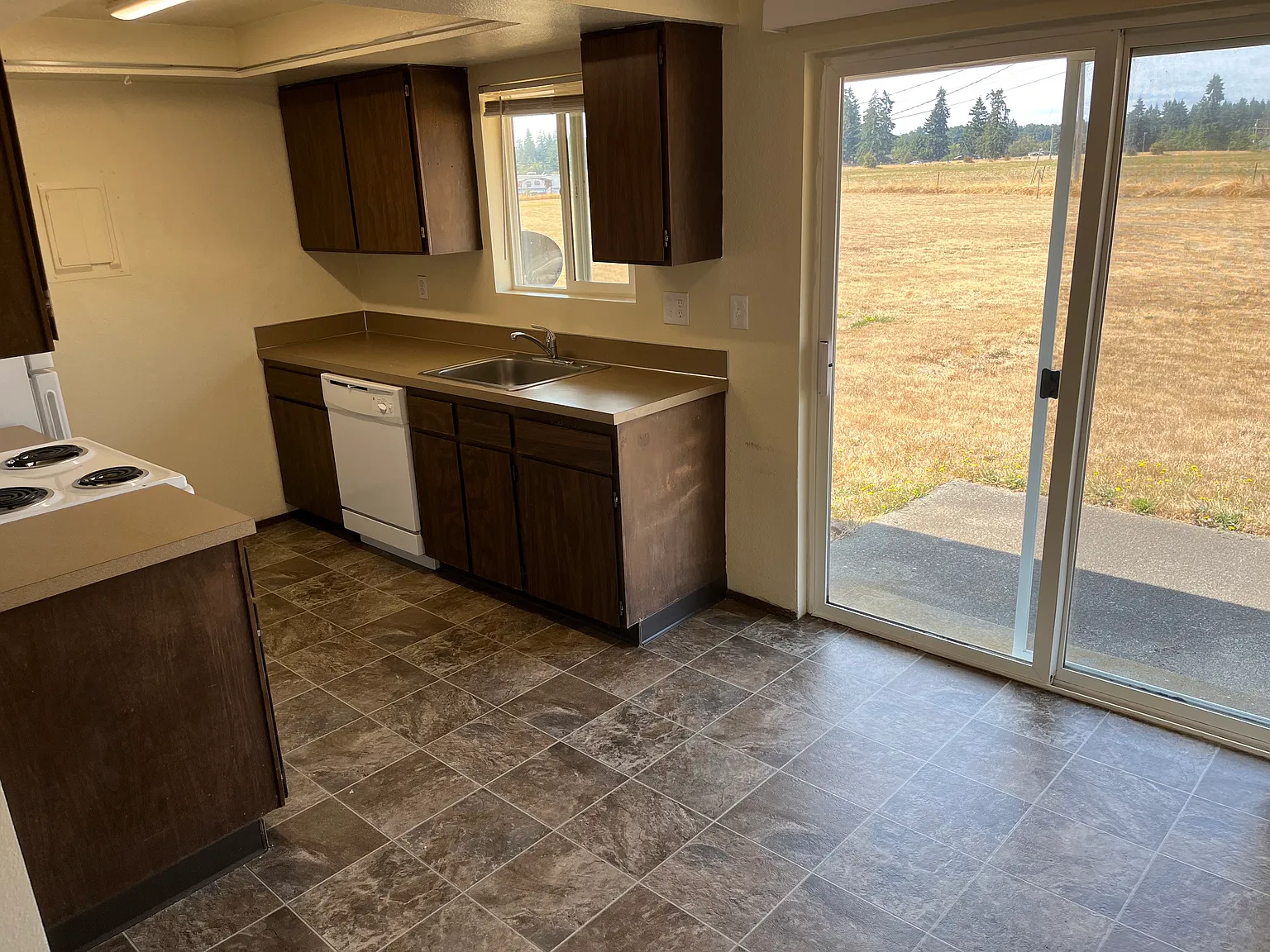 2 bed, 870 sqft, $1,765 — Photo 2