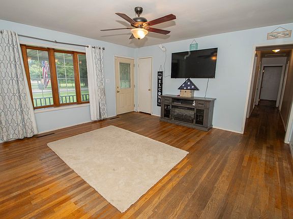 4th image of 2805 Pleasant Plain Ave