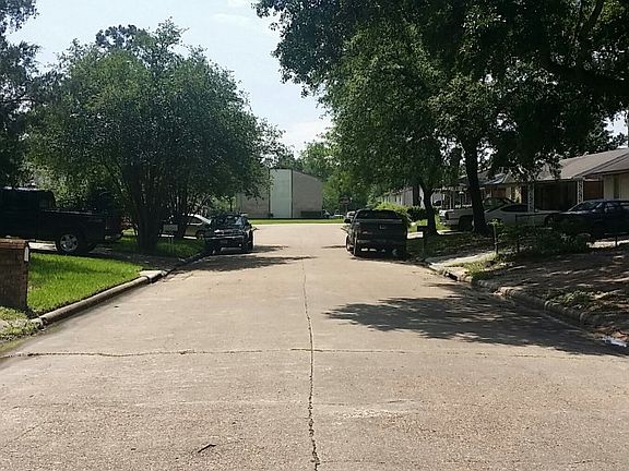 5th image of 9819 Denning Dr