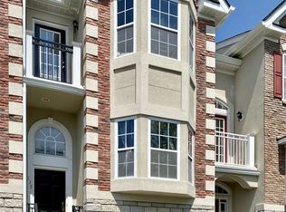 135 Blue Heron Dr, Secaucus, NJ 07094