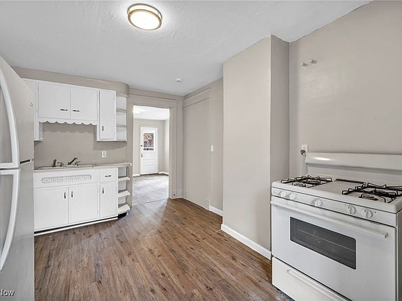5th image of 836 E 156th St