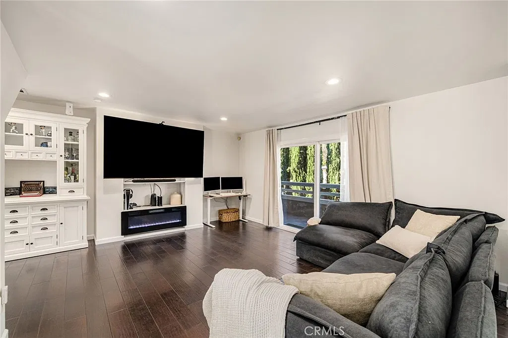 2 bed, 1.5 bath, 1437 sqft, $3,600 — Photo 3