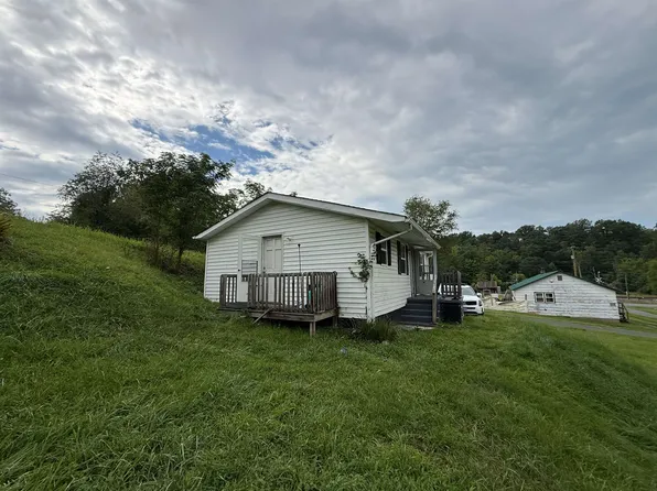 1112 McMillan Ln, Pulaski, VA 24301