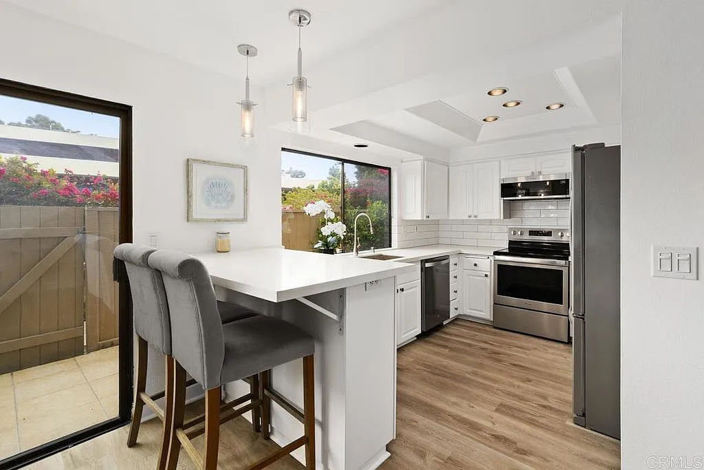 2 bed, 2.5 bath, 1382 sqft, $5,750 — Photo 4