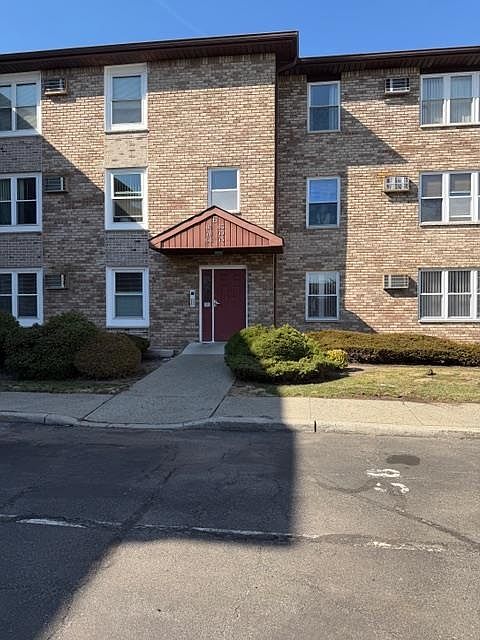 1st image of 74 Riverview Ct