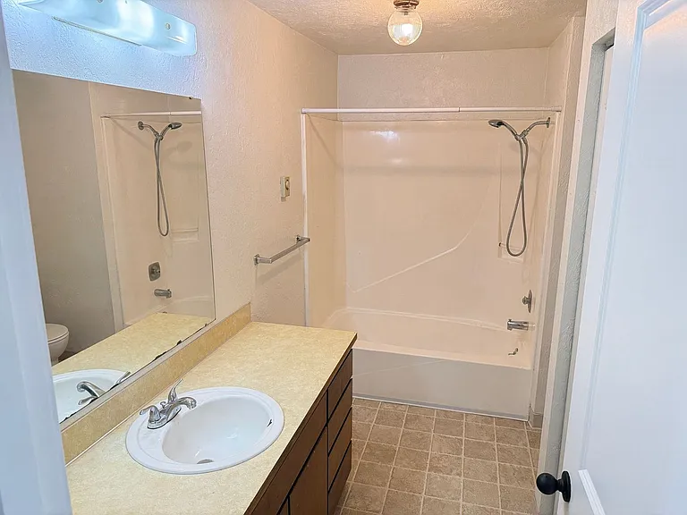 165 SW Kalmia St. — Photo 21