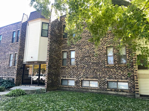 2218 Country Club Dr APT 22, Woodridge, IL 60517
