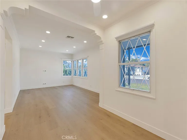 2108 N Pass Ave — Photo 7