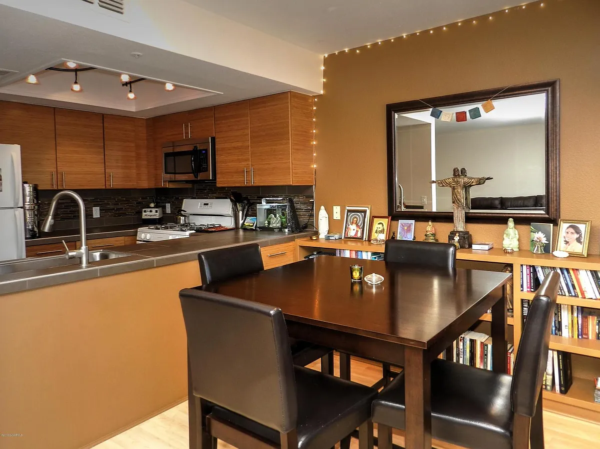 Building Photo - 250 Sunset Dr #25