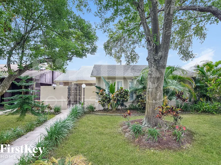 8006 La Serena Dr — Photo 1