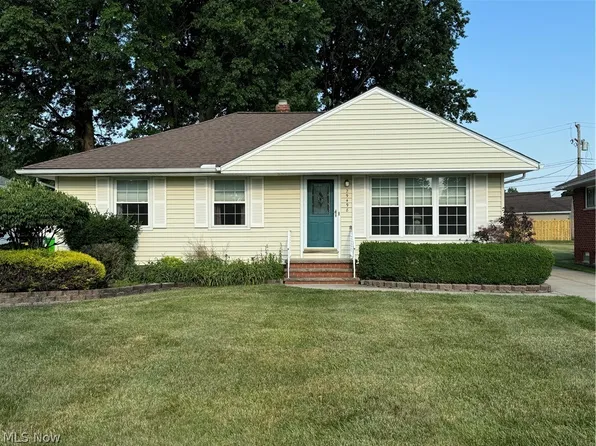 29498 Oakwood Dr, Wickliffe, OH 44092