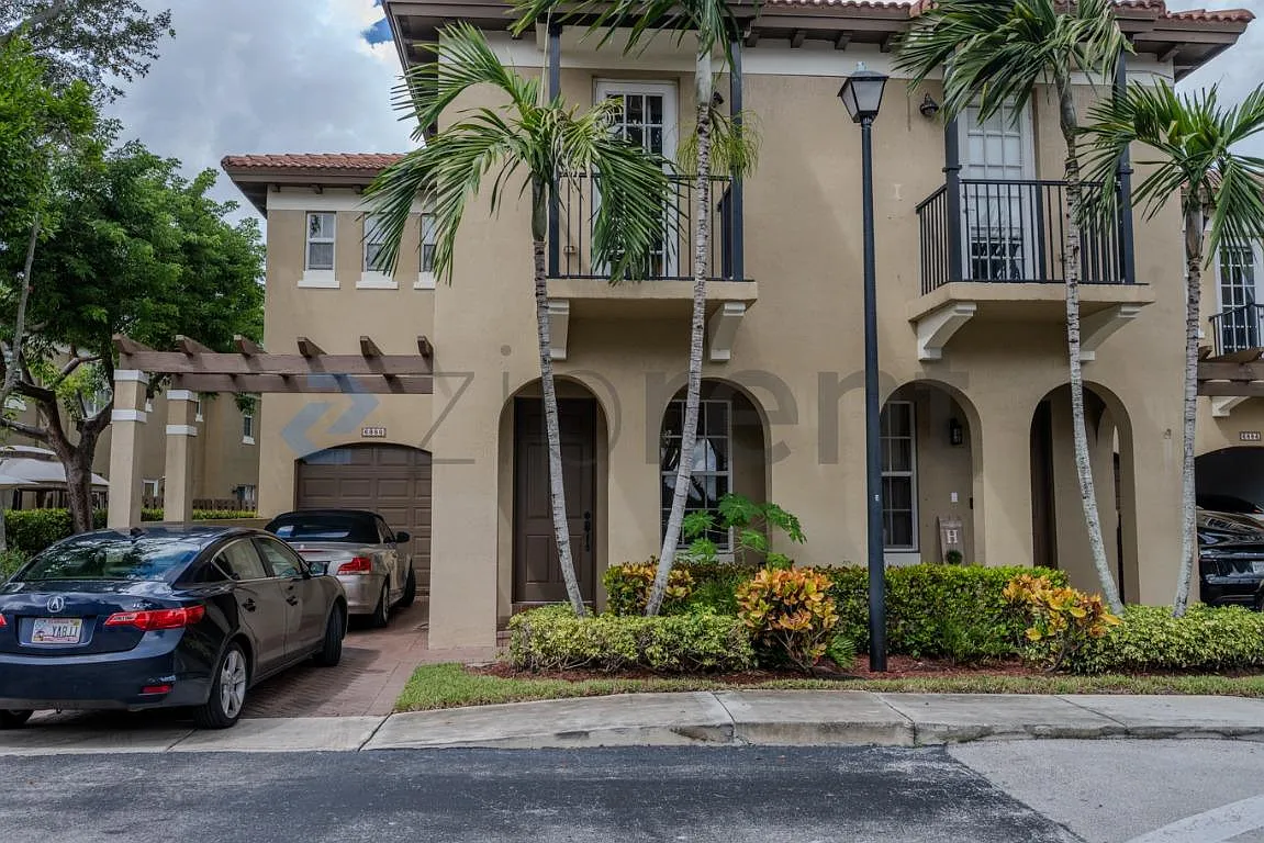 3 bed, 2.5 bath, 1889 sqft, $3,400 — Photo 3