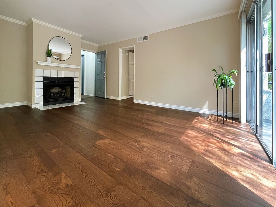 2 bed / 2 bath | 960 sq ft | street-facing | second story unit
