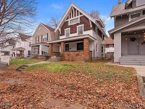 3rd image of 105 Fuller Ave SE