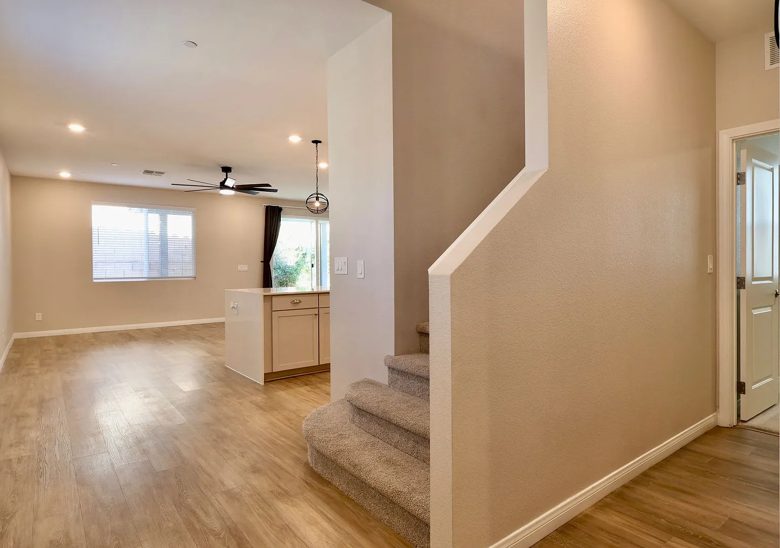 Modern 5-Bedroom Home with Loft in Gated Community — Photo 4