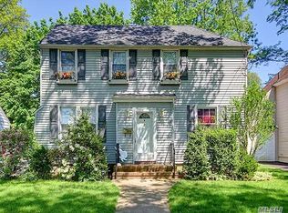 32 Bromleigh Rd, Stewart Manor, NY 11530